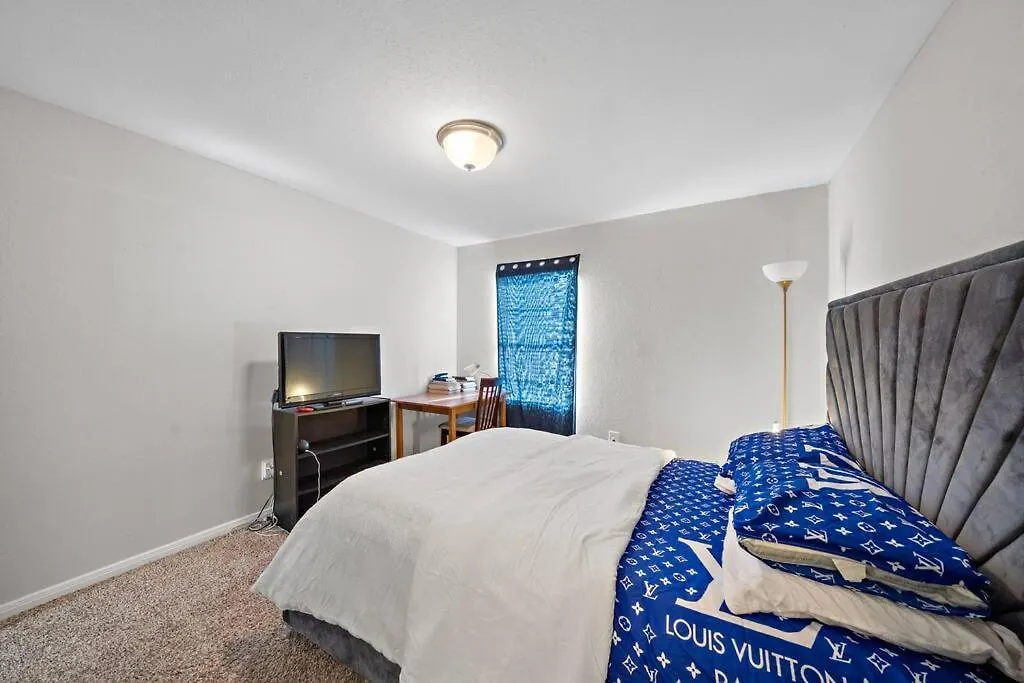 Cozy, Dedicated Workspace, Fast Wi-Fi Apartment-1