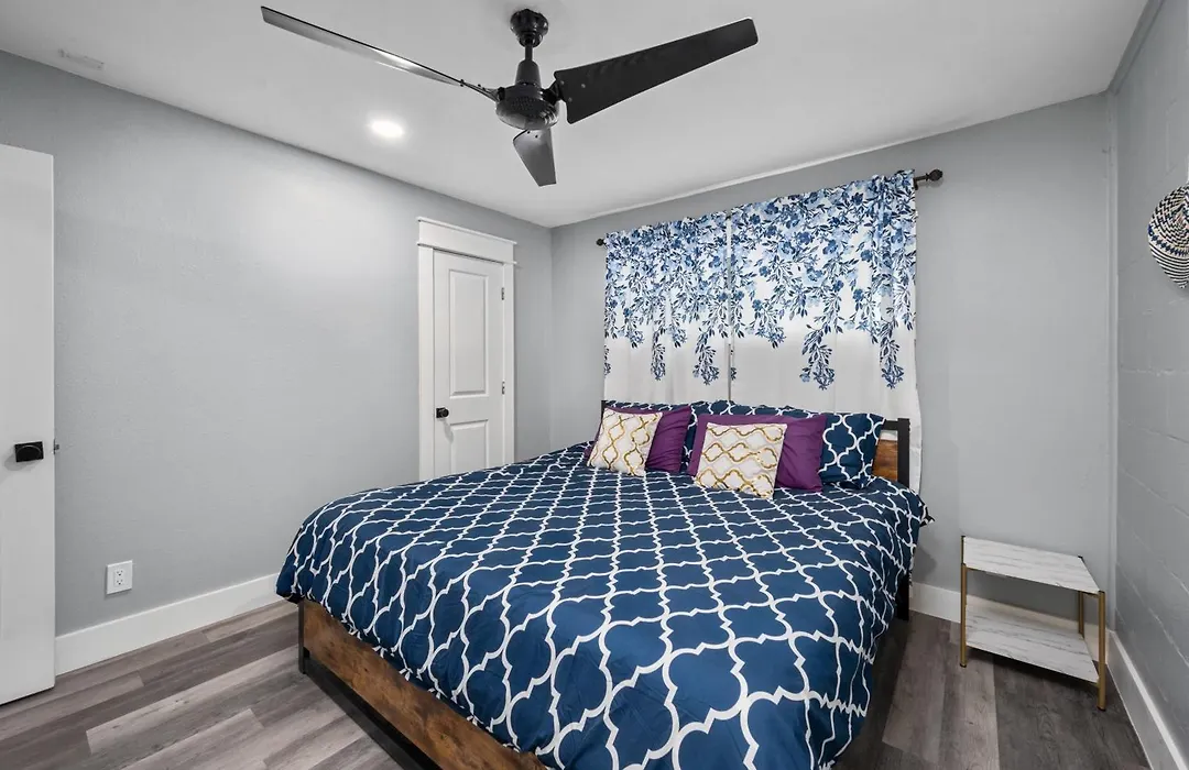 Stylish 2-Br Getaway In Heights With Pool-1