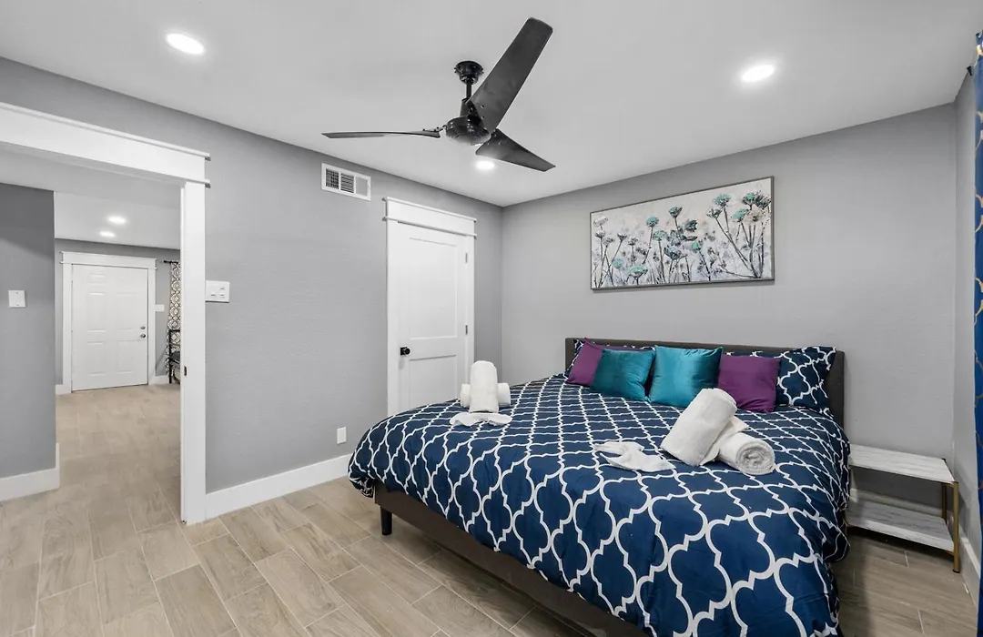 Heights 1Br Chic Apt With King Bed & Pool-1