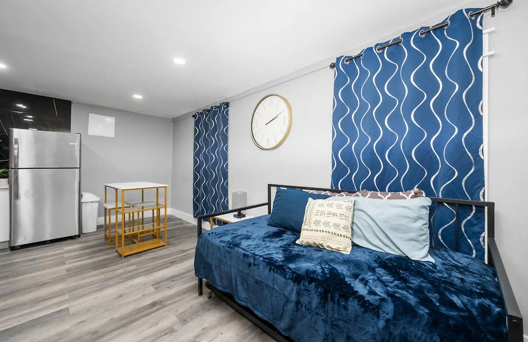 Classy And Chic 2Br Home Near Galleria-1