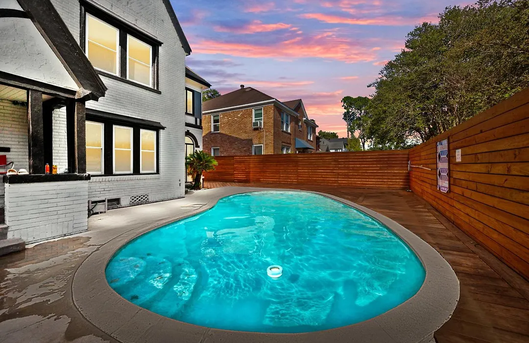 Charming And Cozy 2Br Apt - Close To Downtown-1