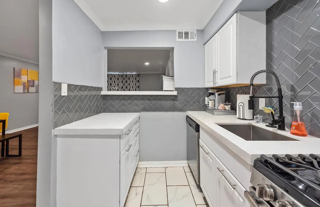 Montrose Modern Gem With Fast Wi-Fi & Free Park-1