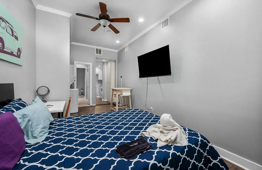 Trendy Montrose 1Br Apartment-1