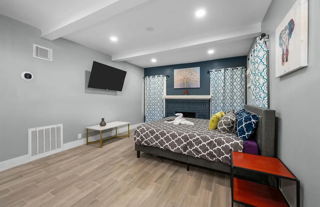 Modern Studio Retreat With Free Park-1