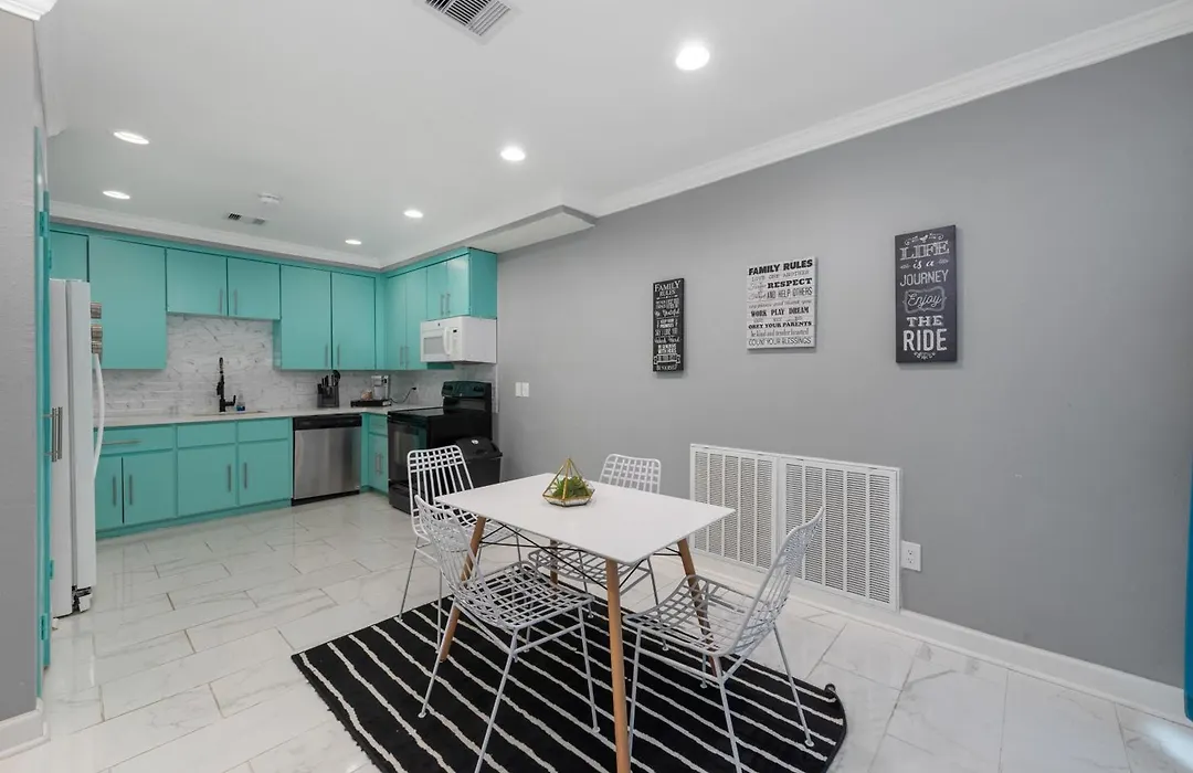 Spacious 2Br Apt With King Beds & Fully Equipped Kitchen-1