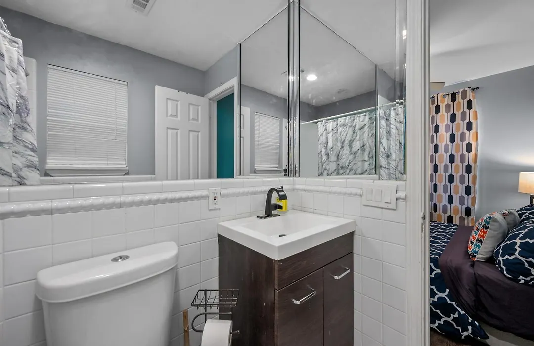 Charming Houston Studio Apt With Free Parking-1