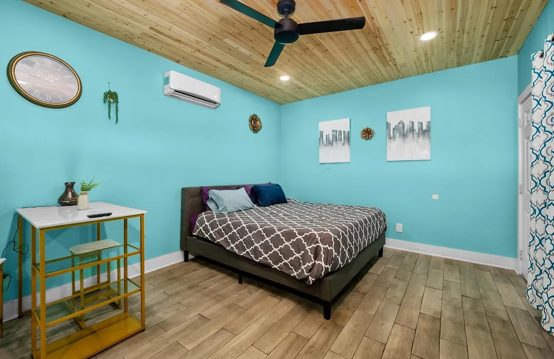 Modern Studio Retreat With King Bed, Full Kitchen & Free Park-1