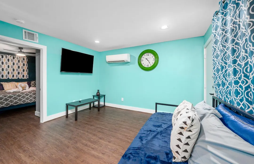 Chic 1Br Stay With King Bed And Free Park-1