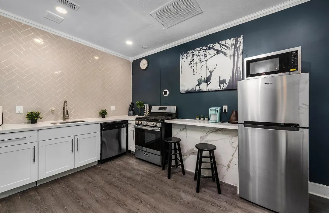 Comfy Studio With King Bed & Full Kitchen - Near Attractions-1