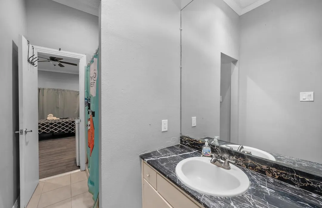Modern & Chic Montrose Studio - Prime Location & Free Parking-1