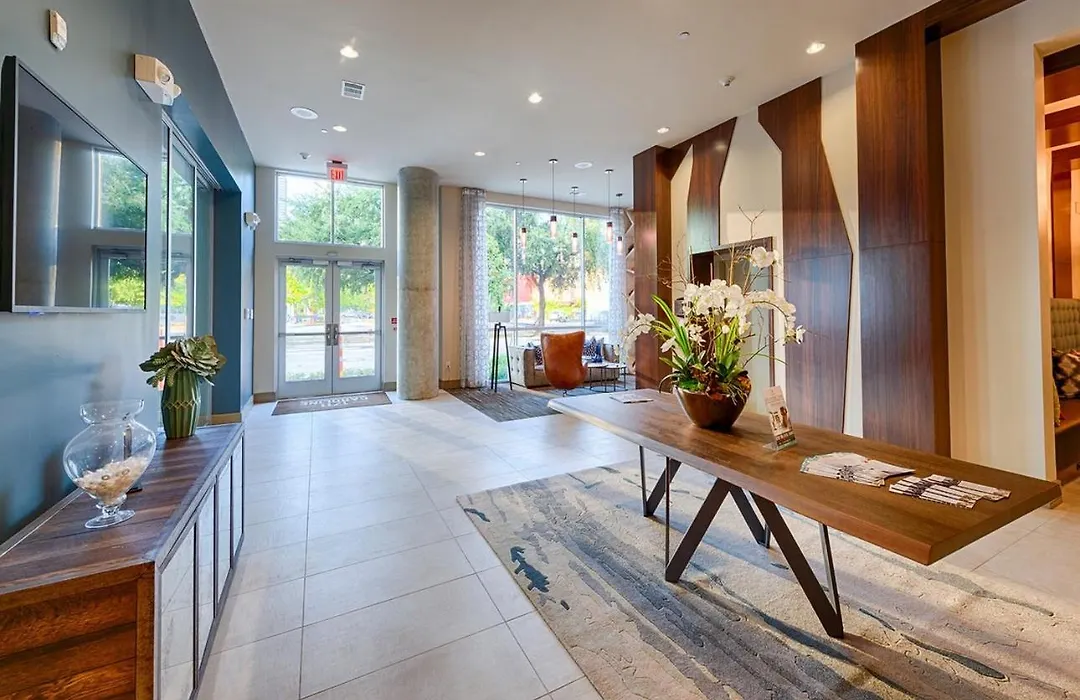 Downtown Modern Elegance Suite With Free Parking, Pool, Wifi And A King Bed-1