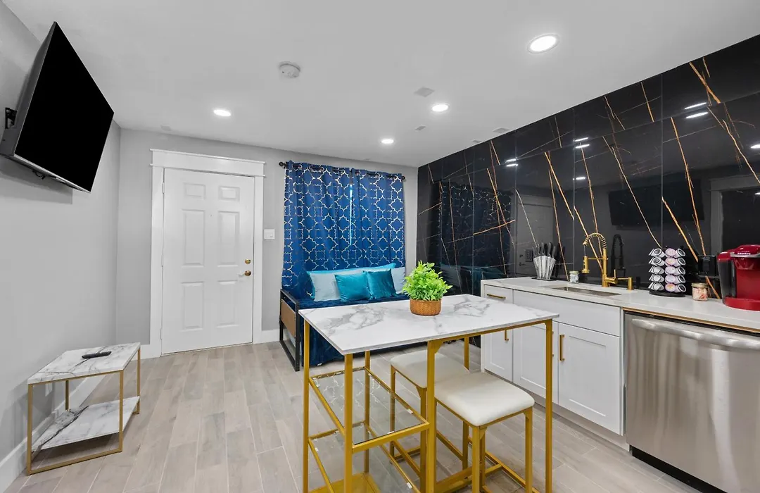 Bright And Airy 2Br With King Bed Free Parking And Pool-1