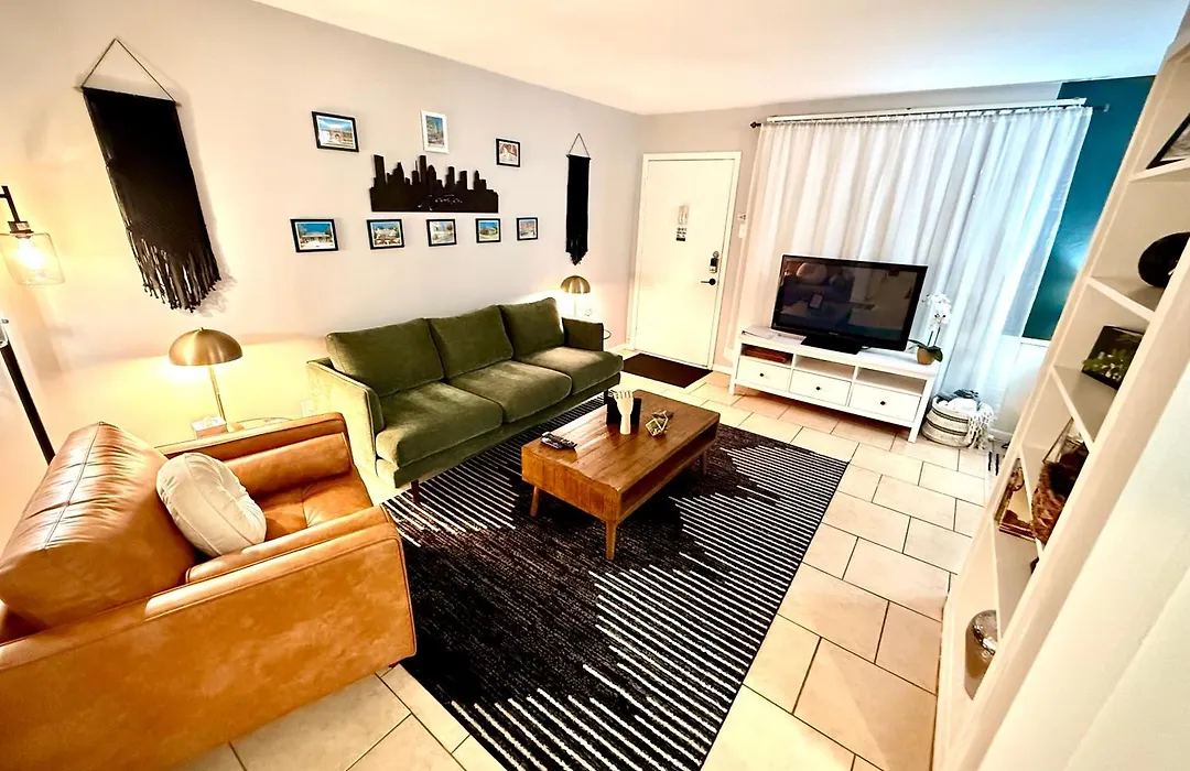 Pristine Full Sized Montrose Apartment Half Block To Menil Museum-1