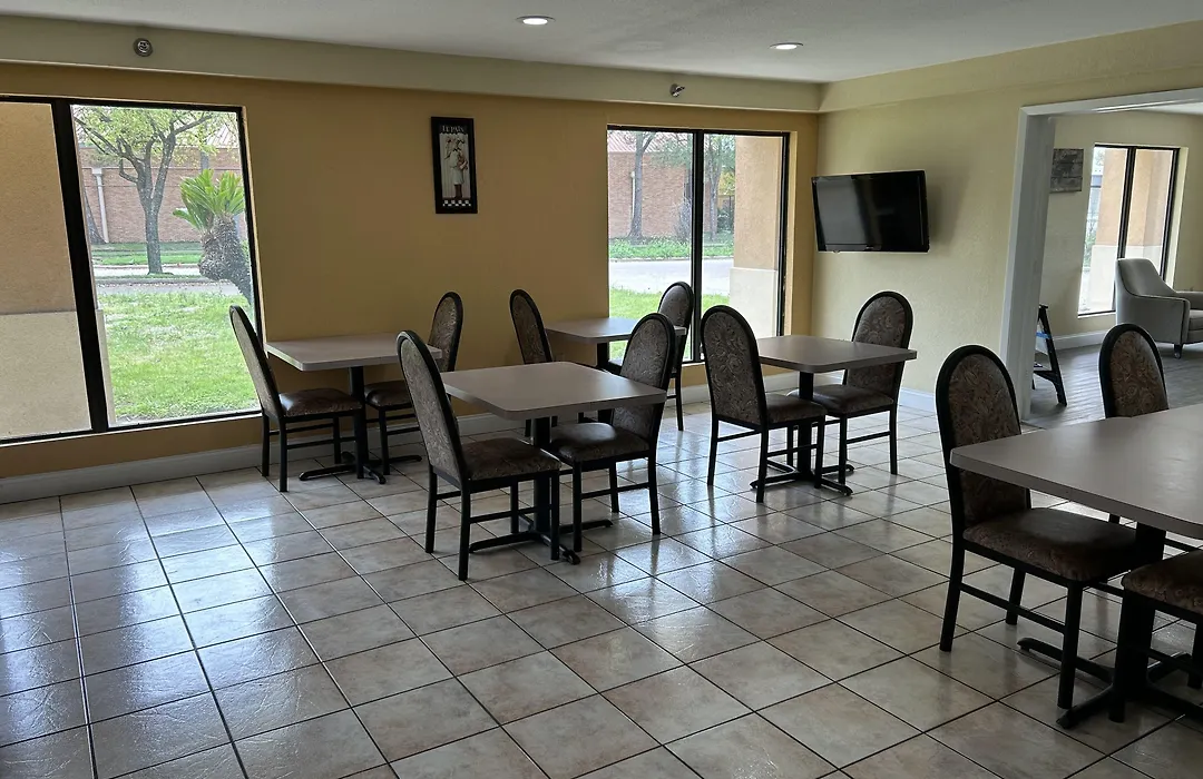 Rodeway Inn & Suites Hwy 290 Nw-1