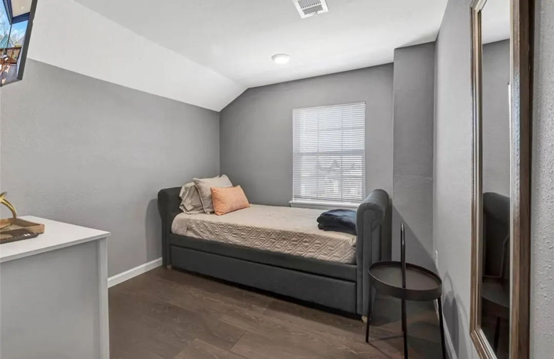 Super Cozy 2 Bedroom With Fast Wifi And Queen Bed Close To Downtown Houston!!-1