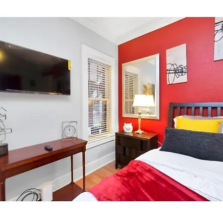 Cozy Downtown Studio By Toyota Center-2