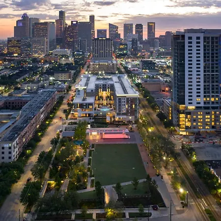Modern Urban Oasis With Private Parking In Downtown Houston-2