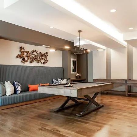 Luxury Apartment With King Bed And Pool And Free Parking 4-3