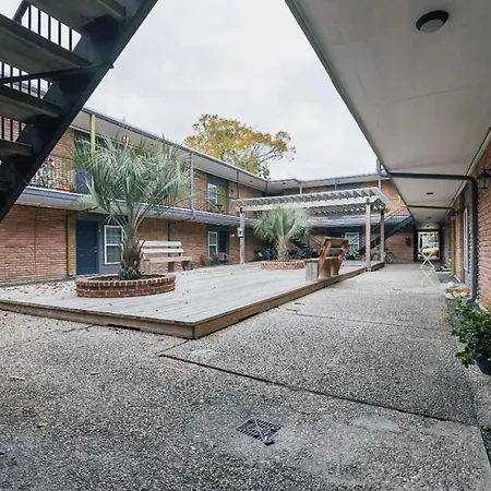 Enticing 1Br Apartment In The Heart Of The Heights-2
