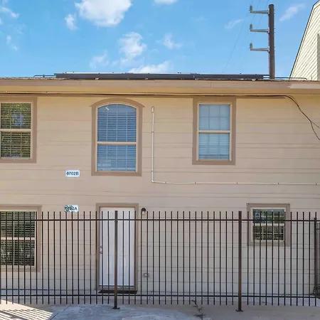 Stunning & Vibrant Apt 7 Min From Tx Med Center-2