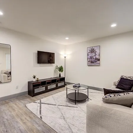 Trendy Midtown Apt, Walk To Shops & Sites, Pets Ok-3