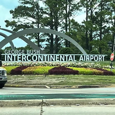 7 Min From Iah Business-Ready Condo W Pool & Wifi-2