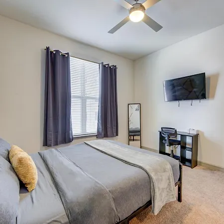 Urban Escape 1Br,Pool,Gym,Rooftop Serenity, Petsok-2