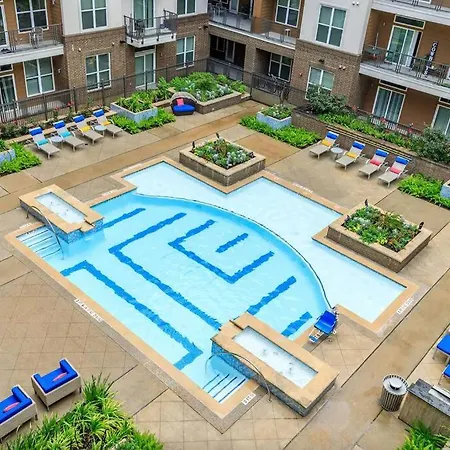 Downtown Houston Gem: Parking Pool Wifi Sleeps 4-2