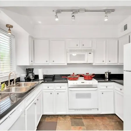 Retro Haven 2Br Townhome Located In Montrose-3