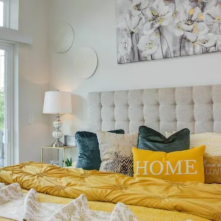 Luxury Living Downtown Houston Kingbed.-3