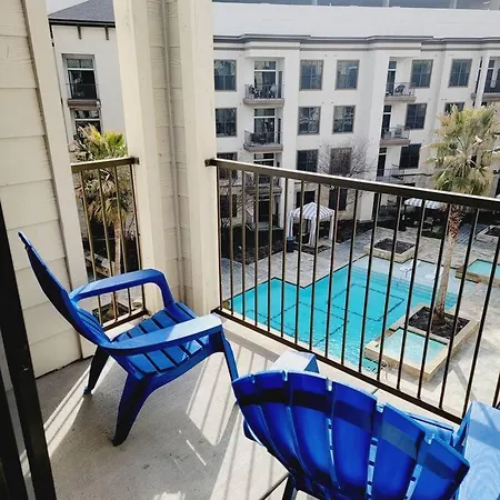 Relaxing Pool View Apt Reliant Stadium/Medical Center-3