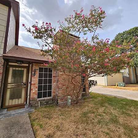 Centrally Located Houston Retreat! Sleeps 8, 10 Min To Downtown, Free Parking-3