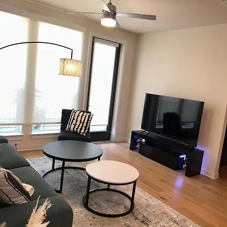 Luxe Mid-Downtown Apartment-3