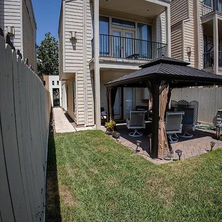 Beautiful First Floor Suite With Backyard, Near Downtown And Stadiums-2