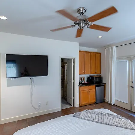 Beautiful First Floor Suite With Backyard, Near Downtown And Stadiums-3