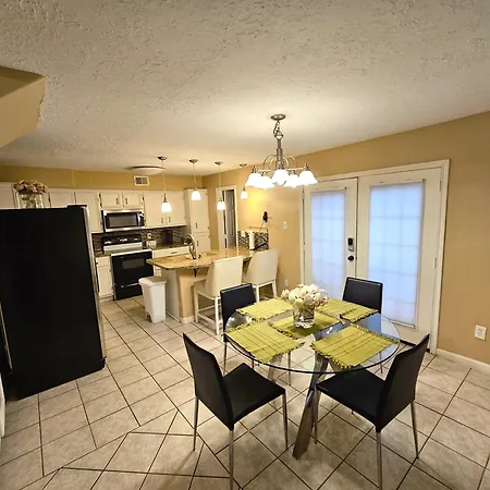Centrally Located Houston Retreat! Sleeps 8, 10 Min To Downtown, Free Parking-2