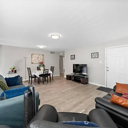 Cozy, Dedicated Workspace, Fast Wi-Fi Apartment-2
