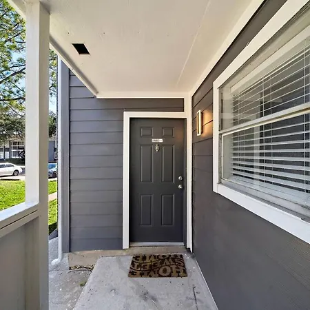 Cozy, Dedicated Workspace, Fast Wi-Fi Apartment-3