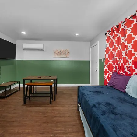 Rustic 1Br Apartment Near Medcenter-Uh-Nrg-2