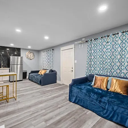 Stylish 2-Br Getaway In Heights With Pool-3