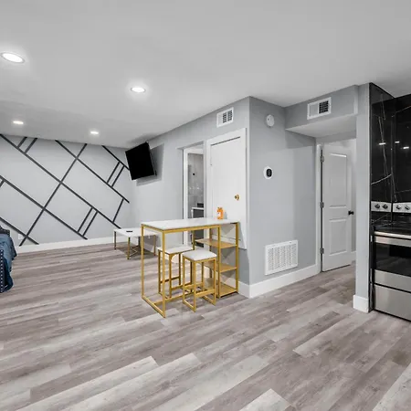 Stylish 2-Br Getaway In Heights With Pool-2