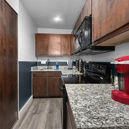 Modern Quirky Apt Near Nrg Stadium & Medical Center-3