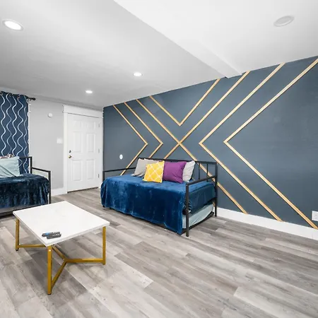 Classy And Chic 2Br Home Near Galleria-3