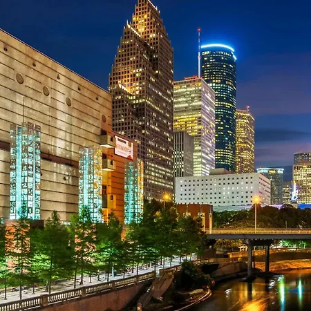 Urban Oasis Your Perfect Getaway In The Heart Of Downtown!-3