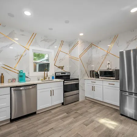 Charming And Cozy 2Br Apt - Close To Downtown-2
