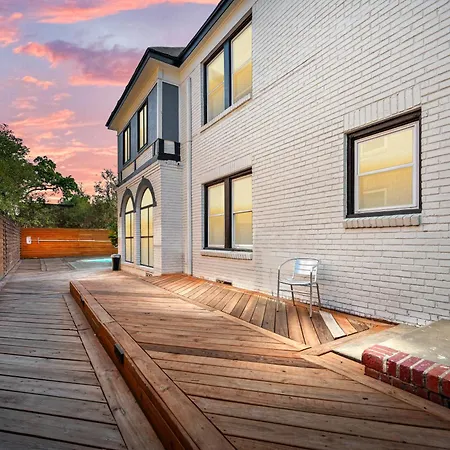 Charming And Cozy 2Br Apt - Close To Downtown-3