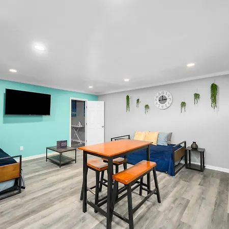 Lovely Montrose 3Br Apt With Fast Wi-Fi & Free Park-2