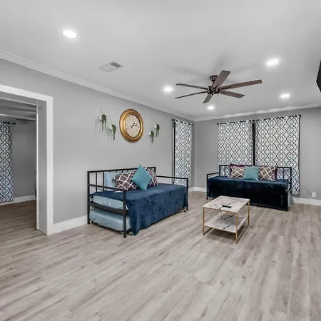 Modern & Spacious 3Br Retreat On Prime Location-2