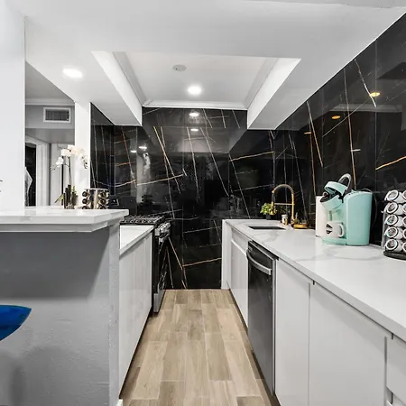 Bright & Airy Apt Close To Everything With Free Park-2