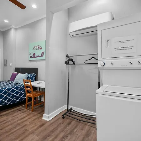 Trendy Montrose 1Br Apartment-2